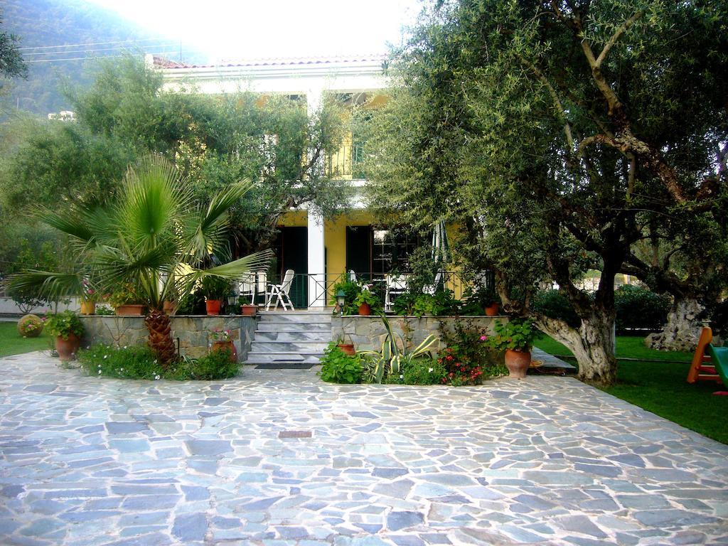 Annas Villa Keri Exterior photo